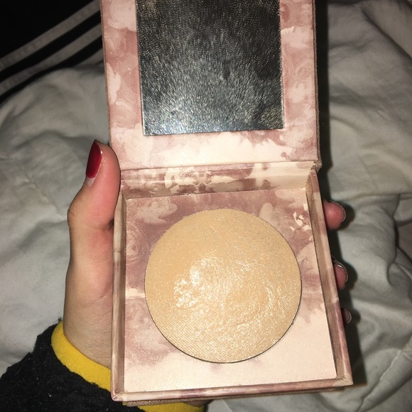 Urban Decay highlighter in the shade Luminous - Picture 2 of 3